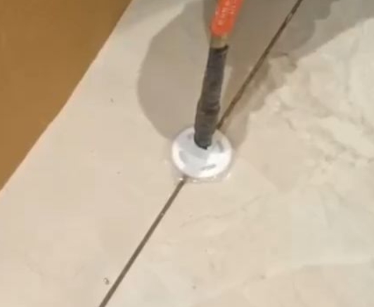 富拉尔基瓷砖空鼓维修公司专业解答瓷砖在铺贴过程中，如果没有涂抹均匀到位的粘结材料（如水泥砂浆或瓷砖胶），可能会导致以下问题